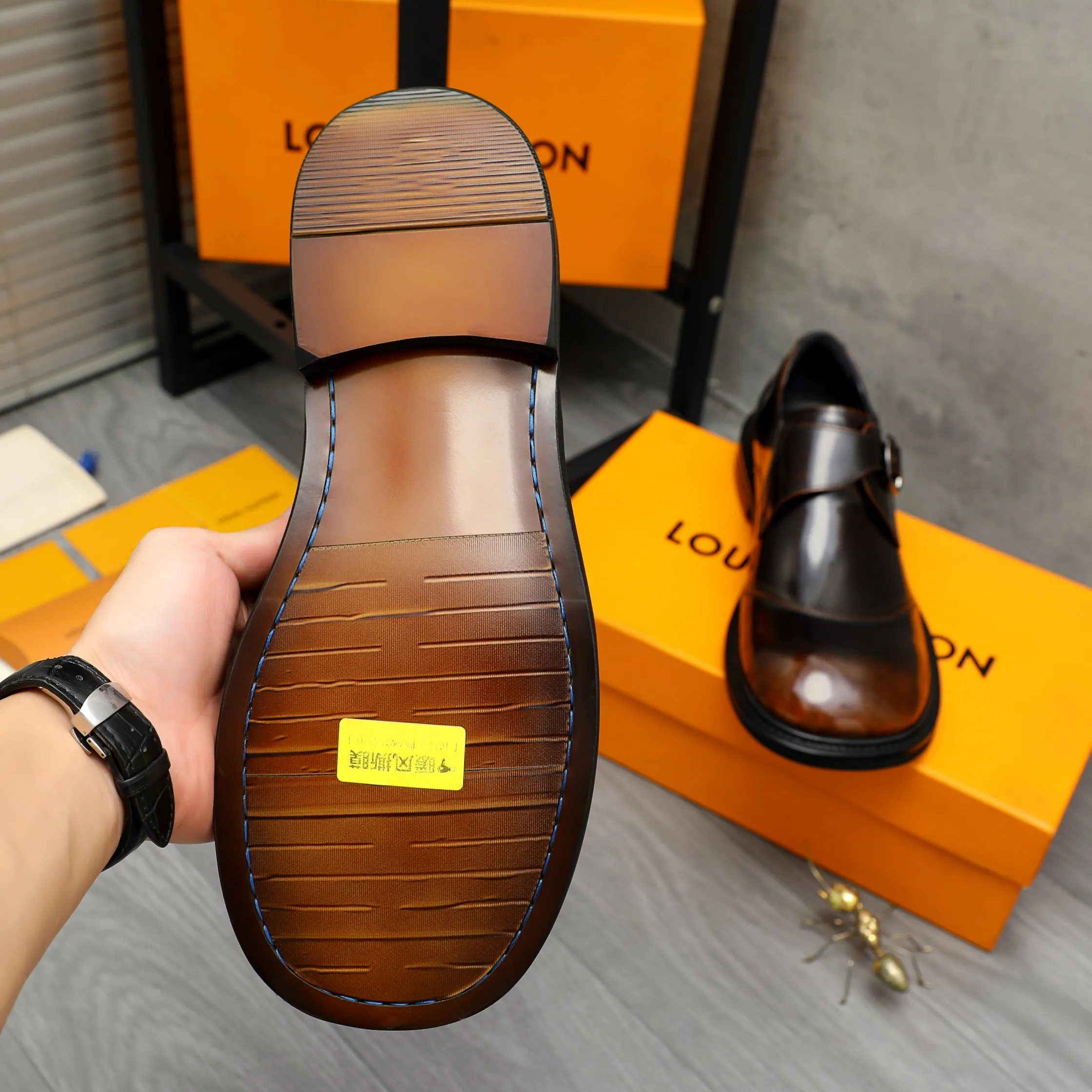 Men's men's shoes💰580 Product trademark: LV "Louis Vuitton" business buckle slip-on leather shoes Regular size: 37-46 Product material: Selected high-quality pearlescent polished cowhide leather upper, pigskin lining, rubber outsole